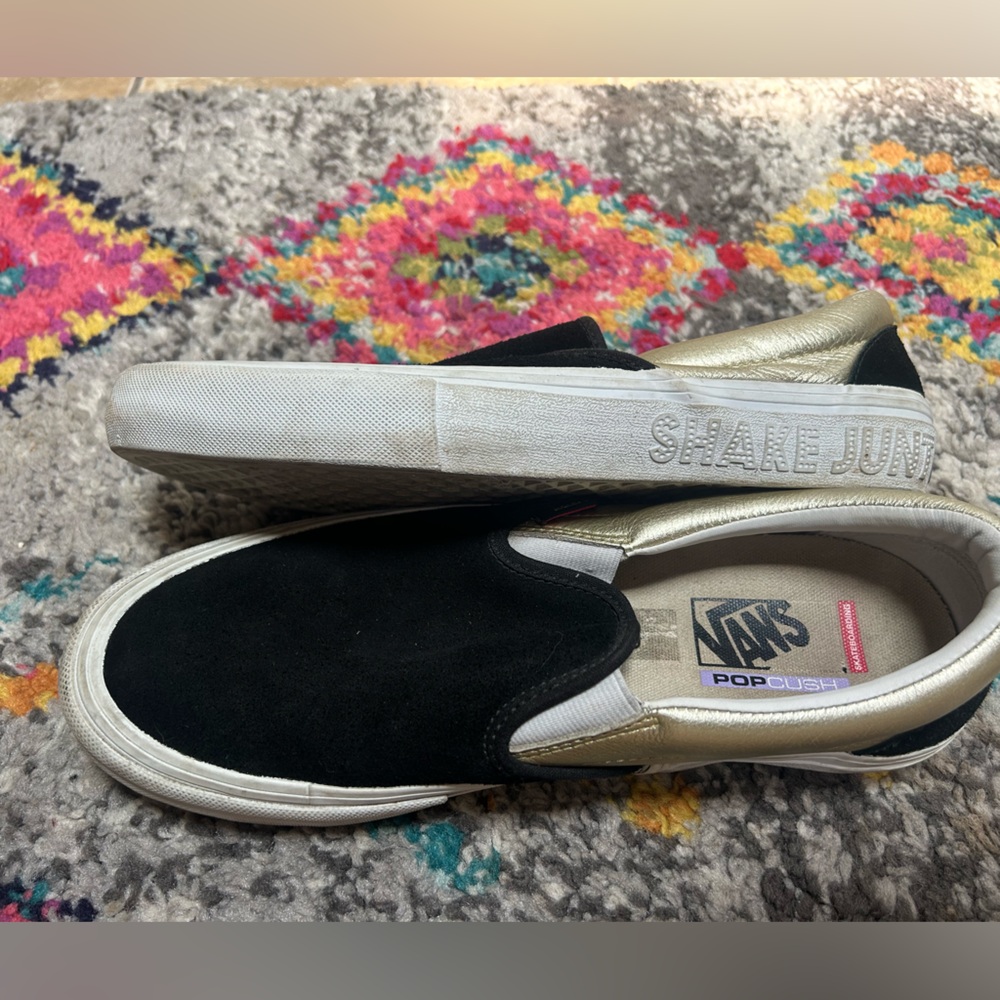 Vans “Shake Junt” black and gold slip-on skateboarding pro Cush shoe zs. Men’s 9